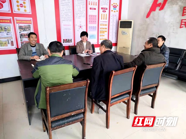 李蔓蓉在中寨村与乡村振兴工作队、村委会主要负责人面对面交谈。.jpg