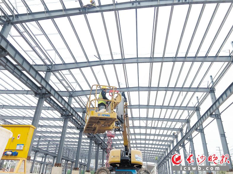　　湖南联塑将建成目前湖南最大的PVC生产基地，图为工人施工现场。　　长沙晚报全媒体记者 周斌 摄