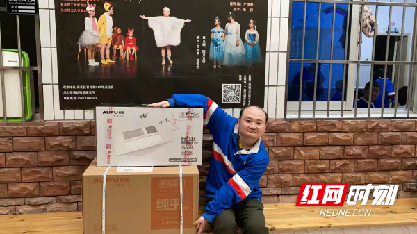 福利院孩子们开心地收到了“礼物”.jpg 福利院孩子们开心地收到了“礼物”.jpg