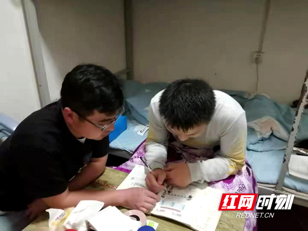 韩海军老师正在给残疾学生韩林安送教上门。.jpg