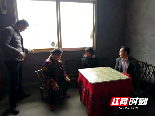 刘国红老师正在给残疾学生韩蕾送教上门。.jpg
