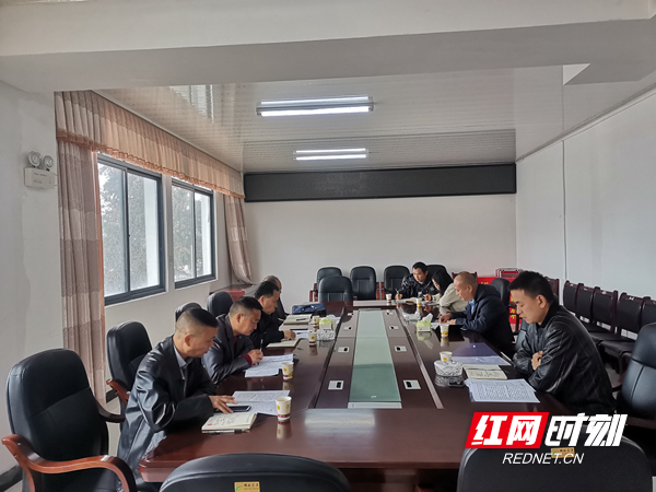 石绍锋听取该镇党委政府基层治理工作汇报.jpg 石绍锋听取该镇党委政府基层治理工作汇报.jpg