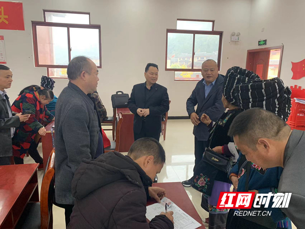 石绍锋查看刺绣报名现场.jpg 石绍锋查看刺绣报名现场.jpg