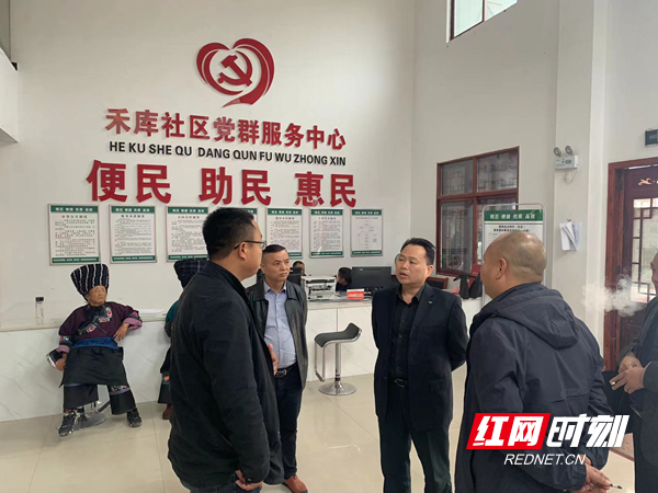 石绍锋在安置区调研.jpg 石绍锋在安置区调研.jpg