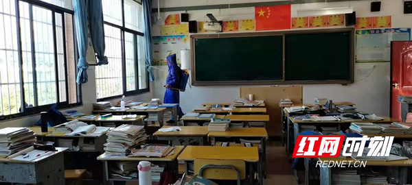 工作人员对教室进行全面消毒。.jpg