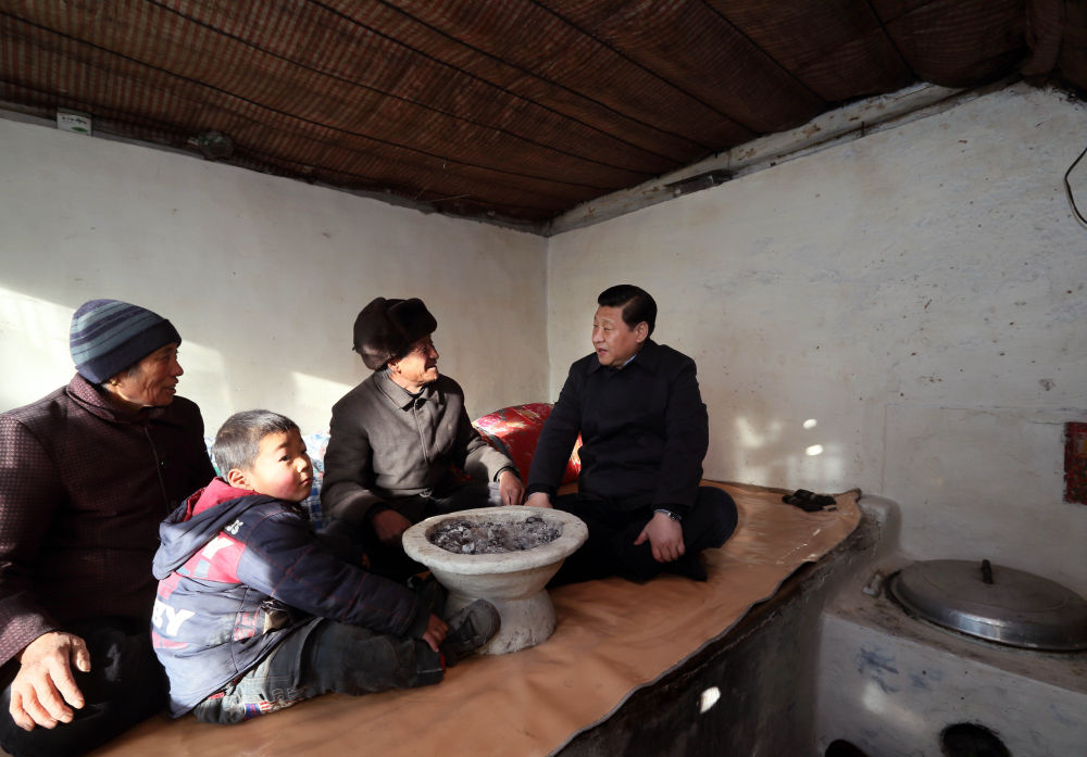 2012年12月30日，习近平在河北省阜平县龙泉关镇骆驼湾村看望慰问困难群众。新华社记者 兰红光 摄