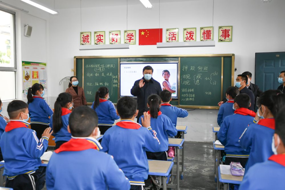 2020年4月21日，习近平来到陕西省安康市平利县老县镇，在中心小学考察脱贫攻坚情况。新华社记者 谢环驰 摄