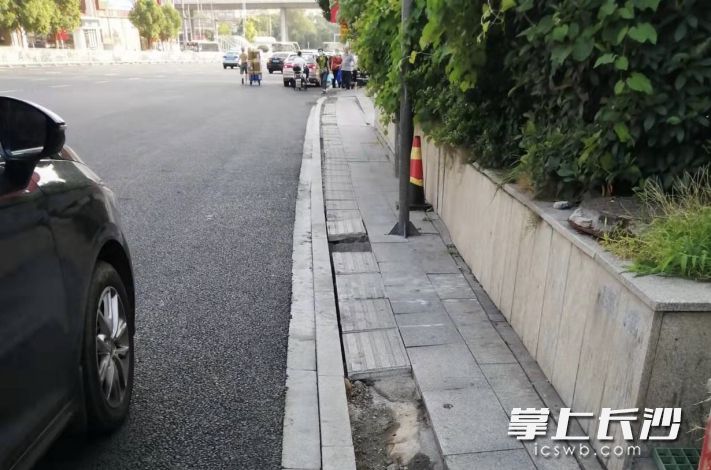 改造前，书院南路部分人行道通行宽度仅30厘米左右。长沙市城管执法局供图