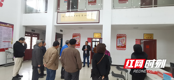 实地参观考察安置区管委会办公区现场。.jpg