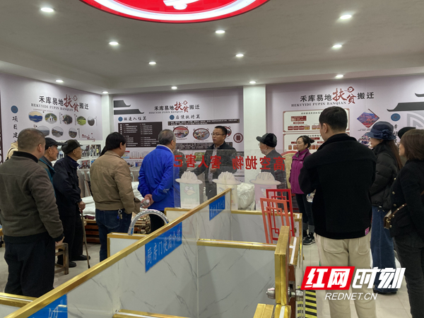实地考察农民变居民第一堂课实习基地现场。.jpg