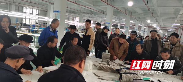 同扶贫车间员工零距离交谈现场。.jpg