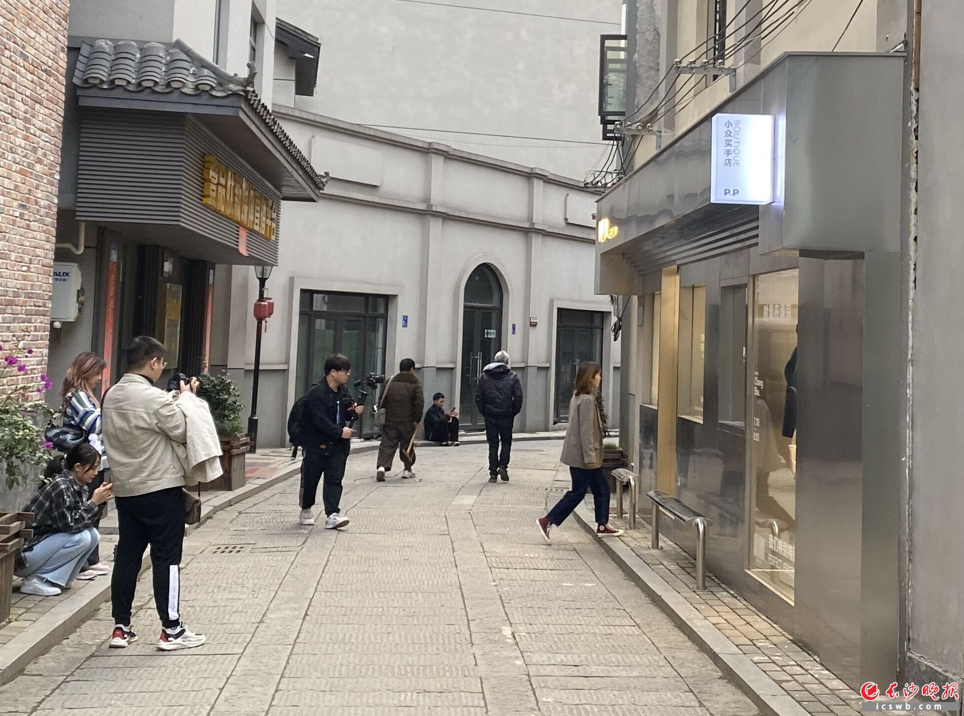　　藏在连升街里的各种特色小店吸引着年轻人前往驻足打卡。长沙晚报全媒体记者 周辉霞 摄