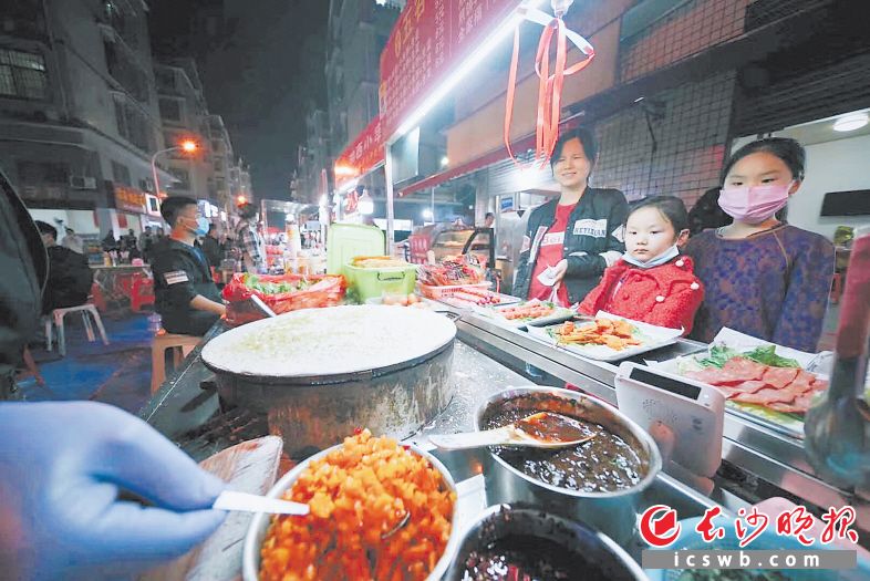 　　夜市里满是大家熟悉的烟火气。资料图片