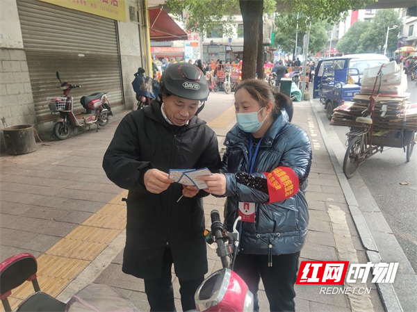 图四燕泉街道燕东社区工作人员到辖区开展“戴帽工程”宣传活动(王秋香 摄).jpg 图四燕泉街道燕东社区工作人员到辖区开展“戴帽工程”宣传活动(王秋香 摄).jpg