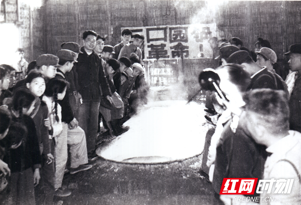 三口圆锅熬盐.png