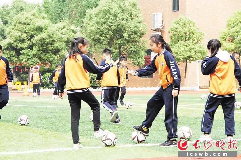 　　砂子塘吉联小学的学生参加课外足球兴趣小组。照片由学校提供。