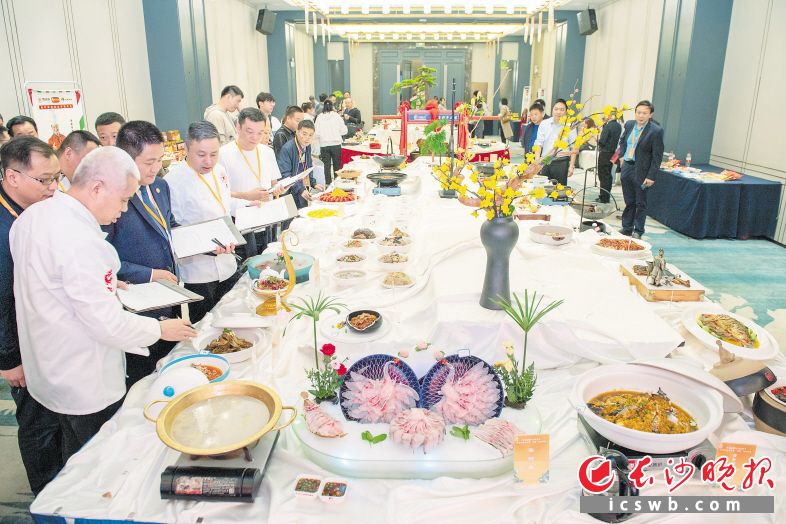 　　近日，专家评委对参评长沙市级名菜的菜品进行品鉴及评分。 郭雨滴 摄