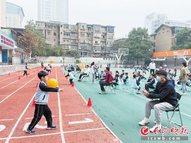 　　燕山小学体育活动现场。长沙晚报全媒体记者岳霞 摄