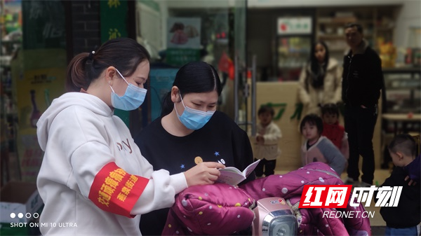 图二燕泉街道香雪路社区工作人员到辖区开展“戴帽工程”宣传活动(王艳 摄).jpg 图二燕泉街道香雪路社区工作人员到辖区开展“戴帽工程”宣传活动(王艳 摄).jpg