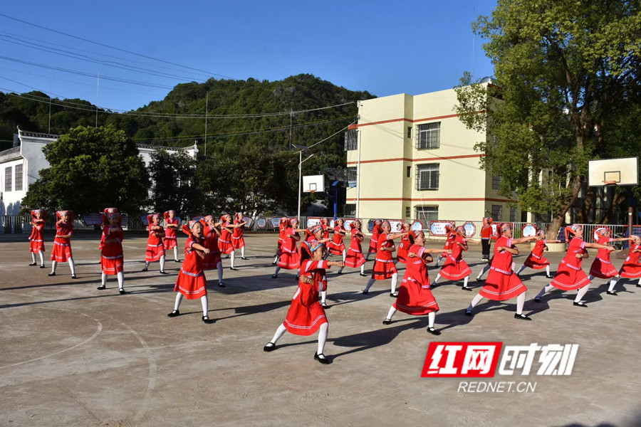 兰溪瑶族乡学校瑶家女子拳展示。.jpg