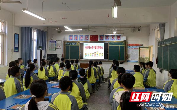观看消防安全视频2.jpg 观看消防安全视频2.jpg