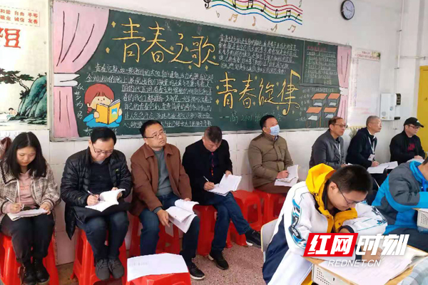 督导站一行推门听课.jpg
