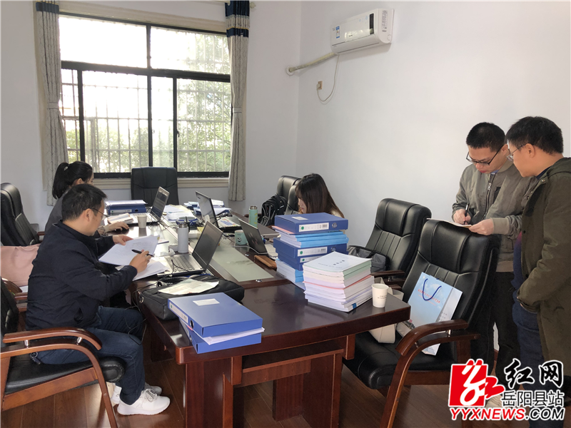 市审计组成员在开展政策措施落实情况跟踪审计工作.png