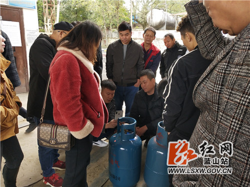 蓝山县市场监管局积极开展“岁末年初安全生产百日大会战”.jpg