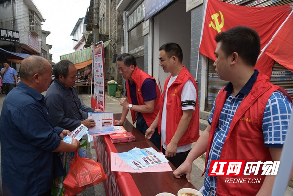 在禾库镇龙家村分别开展“一起赶场学党史”活动。（胡国金  摄）.jpg