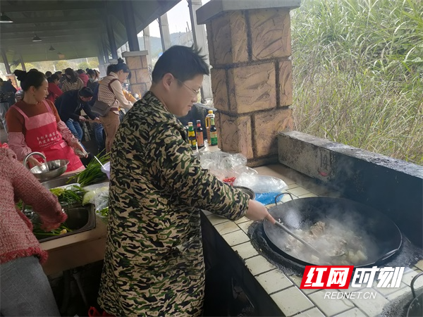 图二男大厨正在炒争霸菜品.jpg