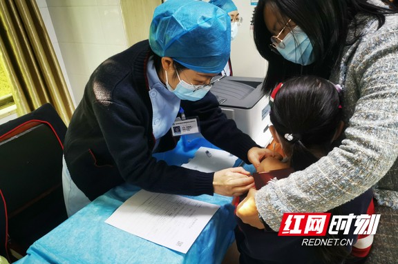 长沙青竹湖畔社区疫苗接种迎来“萌娃专场”