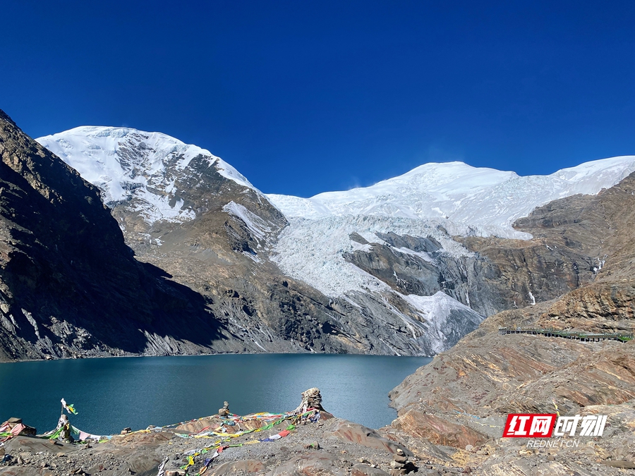 宁金康桑景区内巍峨的雪山在湛蓝的天空画出自己的轮廓.jpeg