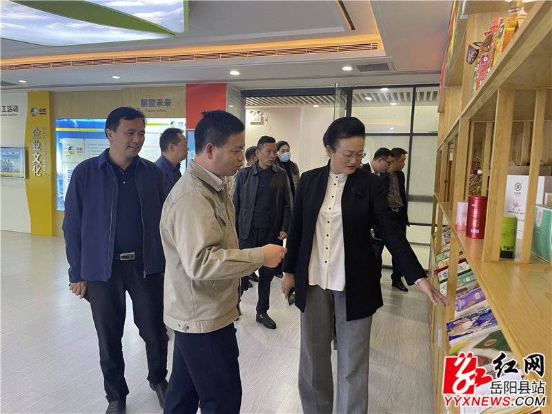 魏淑萍查看中粮米业经营产品 (1).jpg