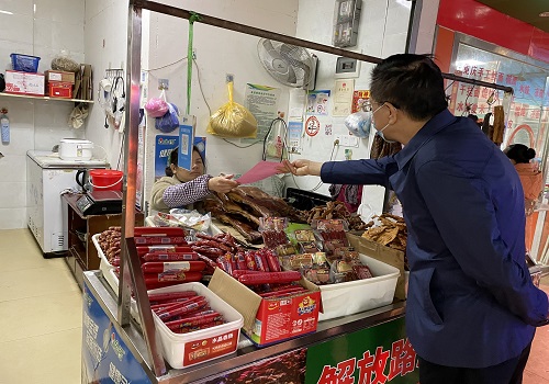 在职党员肖万祥向农贸市场经营户发放食品安全倡议书.jpg 在职党员肖万祥向农贸市场经营户发放食品安全倡议书.jpg