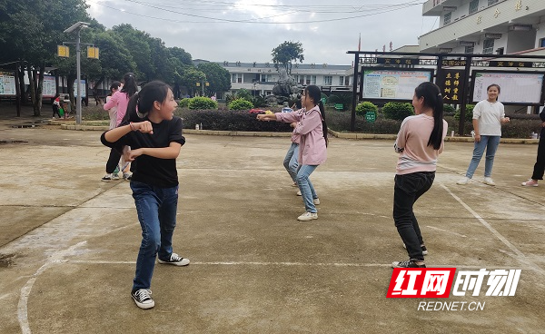 图：江永县兰溪学校学生学习当地瑶族传承拳术女子拳.jpg