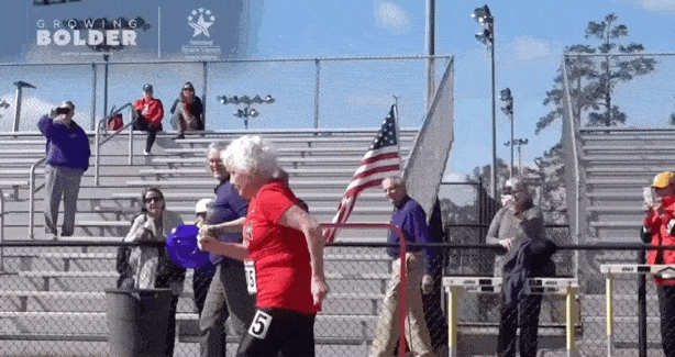 茱莉亚·霍金斯在比赛中。