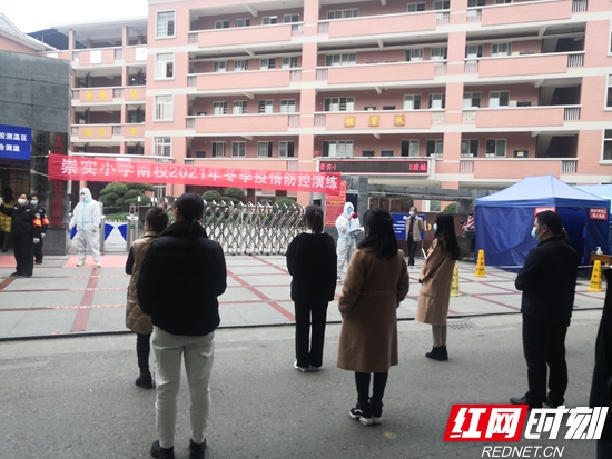门口 防护服_副本.jpg
