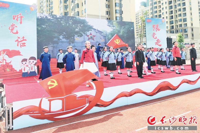 　　宁乡市各中小学寓教于乐传承红色基因，图为白马桥街道滨江小学的孩子们在朗诵红色经典。长沙晚报全媒体记者 张禹 摄