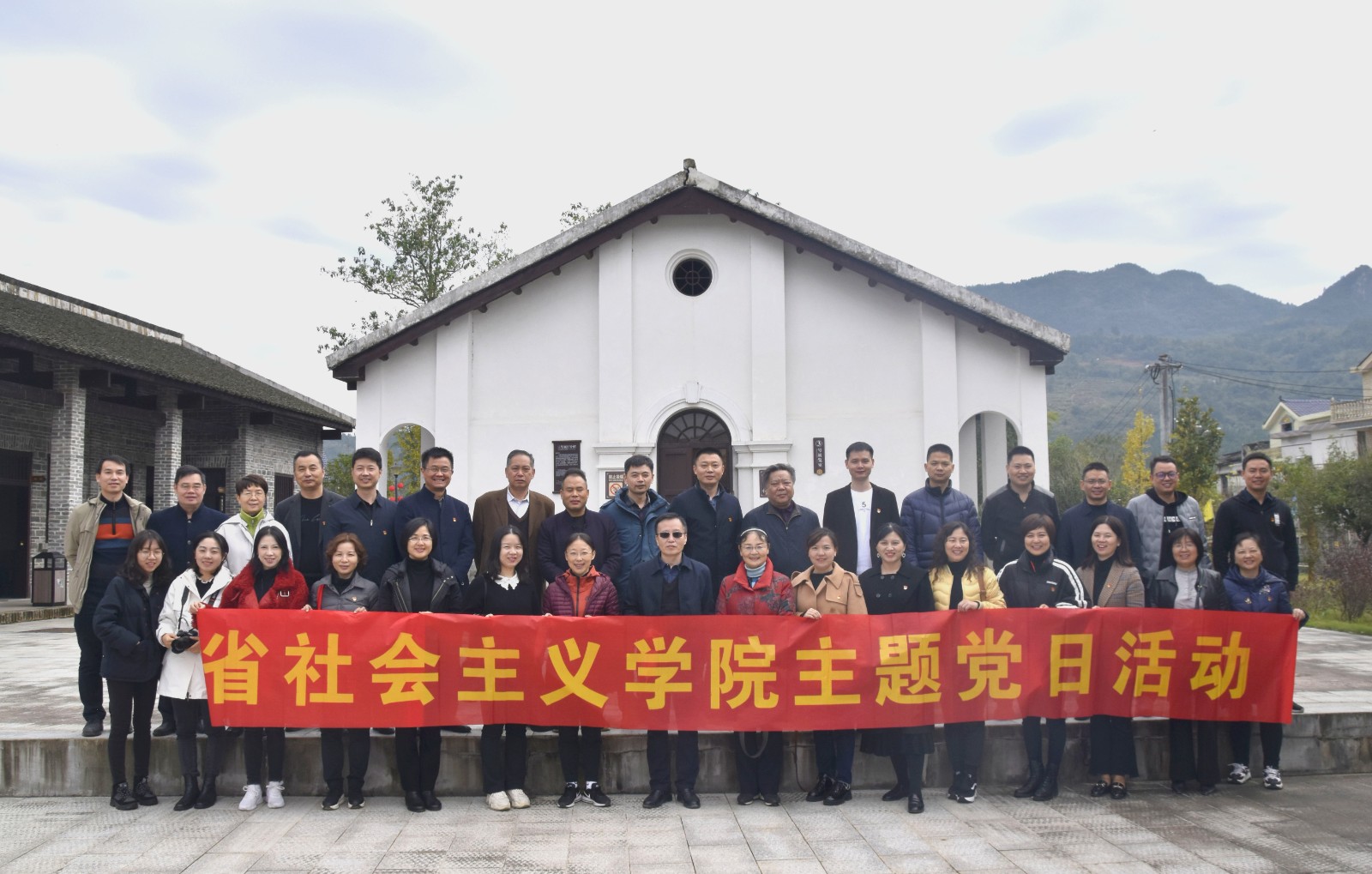 11月9日，大家来到罗盛教纪念馆、楚怡高级工业学校新化旧址开展学习革命传统活动。.jpg