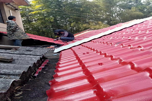 屋顶铺设红彤彤的瓦片。.png