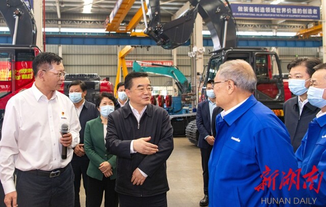 11月16日下午，张庆伟深入山河智能生产车间，详细了解生产经营、科技创新、企业党建等情况。