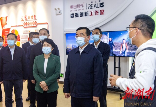 11月16日下午，张庆伟在马栏山视频文创产业园深入了解内容生产、技术研发、人才培养、党的建设等情况。