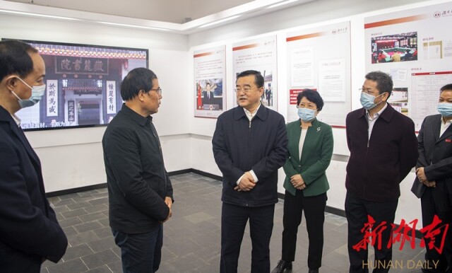 11月16日下午，张庆伟在岳麓书院认真了解人才培养、红色文化和优秀历史文化传承等情况。以上照片均由 湖南日报全媒体记者 唐俊 摄