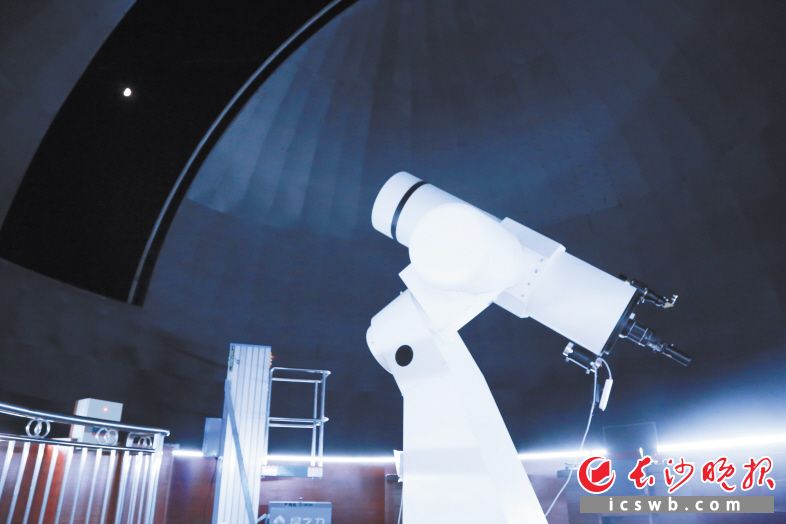 　　今年中秋节，这台天文望远镜就以超近的距离向网友直播了湖南的中秋月相。