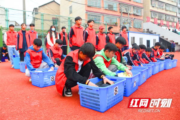 志愿者帮助参赛运动员收集整理物品.png