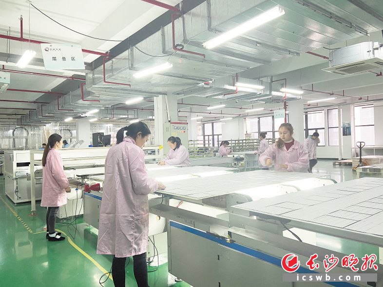 　　湖南诺诚光伏科技有限公司生产车间，工人们正在赶制光伏组件。