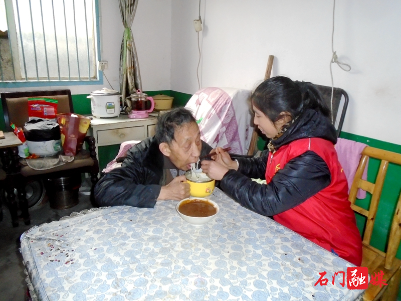志愿者为留守老人提供助餐服务.JPG 志愿者为留守老人提供助餐服务.JPG