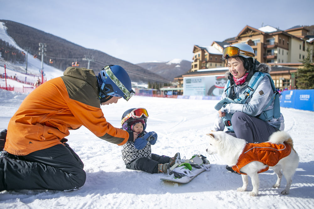 11月18日，萌宝王予玑在爸爸的帮助下脱下雪具。新华社记者 杨世尧 摄