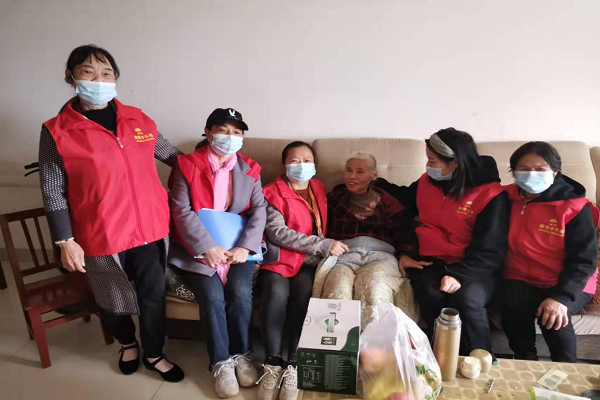 网格员、志愿者走访慰问高龄老人张奶奶.png