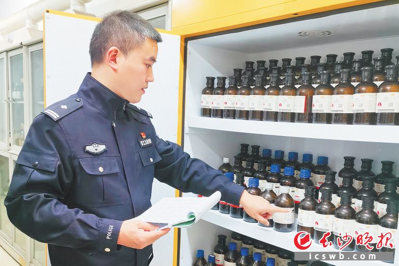 　　封海軍在檢查易制毒化學(xué)品?！　￠L沙晚報通訊員 宋靖源 供圖